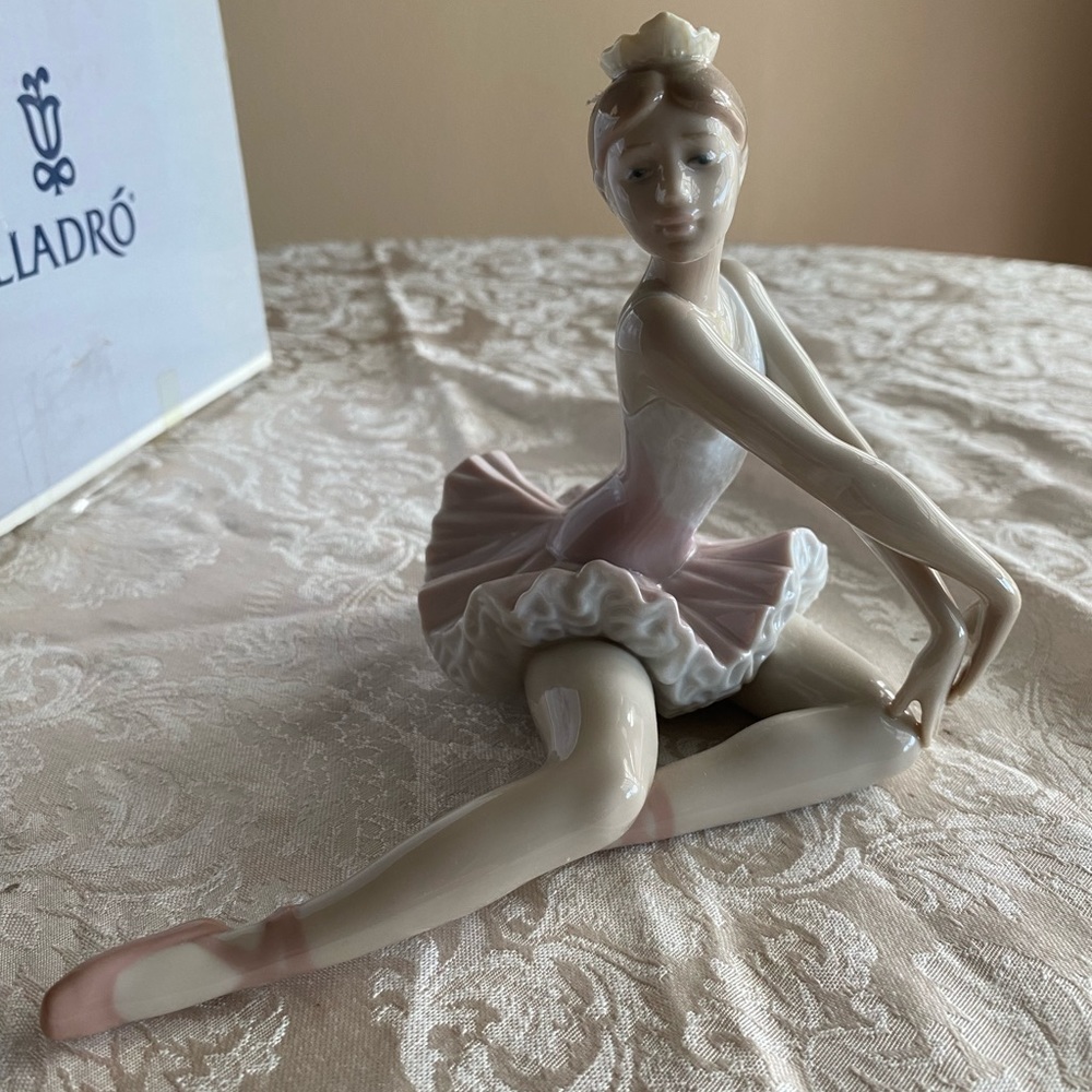 RETIRED 2007 ‘GRACEFUL POSE LLADRO’ PORCELAIN FIGURINE-Item#01006174